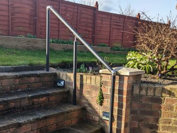 Fully adjustable handrail installed on outdoor steps, allowing precise alignment to suit changing gradients and layouts.